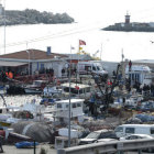 ACCIDENTE. Equipos de rescate trabajan en un puerto del Mar Negro en Turqua.