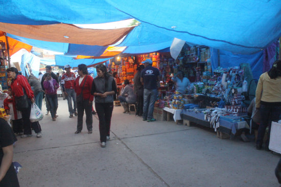 COMERCIO. Desde hace muchos aos, la feria de Navidad y Ao Nuevo se realiza alrededor del Estadio Patria generando malestar de vecinos.