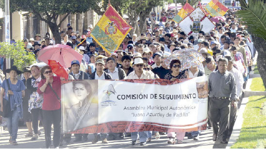 MOVILIZACIN. Decenas de manifestantes pidieron cuentas al TCP por la demora en el control de constitucionalidad de la Carta Orgnica.