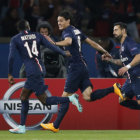 El delantero uruguayo Edinson Cavani (c) anot el gol del triunfo para el Pars Saint Germain, que venci ayer al Apoel Nicosia, en Francia.