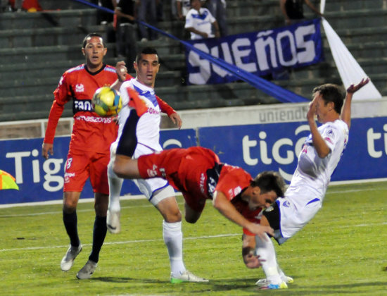 Una jugada de riesgo sobre el arco visitante, en la que Federico Silvestre cae aparatosamente frente a la mirada de Mauricio Saucedo (i) y los jugadores de San Jos.