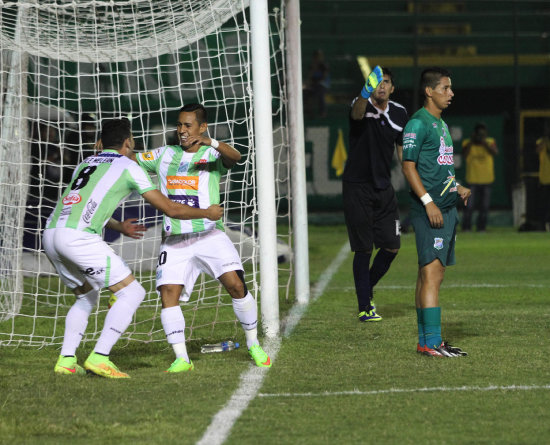 La celebracin de los albiverdes Melean (i) y Vargas.