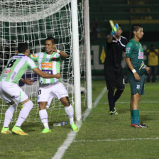 La celebracin de los albiverdes Melean (i) y Vargas.