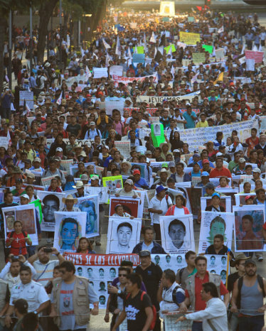 APOYO. Jvenes apoyan a los padres de familia de los 43 estudiantes desaparecidos.