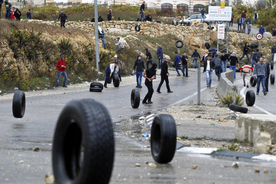 PROTESTAS. Varios palestinos arrojan neumticos al enfrentarse a fuerzas israeles.