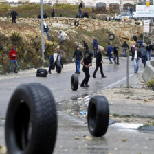 PROTESTAS. Varios palestinos arrojan neumticos al enfrentarse a fuerzas israeles.