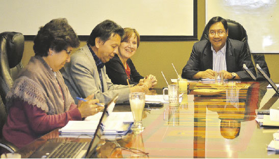 REUNIN. El ministro de Economa, Luis Arce, y la presidenta del TSE, Wilma Velasco, ayer.