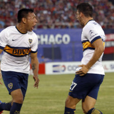 Andrs Chvez (i) anot dos goles para Boca Juniors; al lado, los jugadores de River festejan la clasificacin.