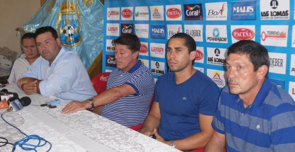 Dirigentes y cuerpo tcnico durante la conferencia de prensa.