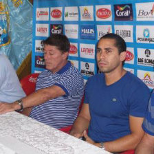 Dirigentes y cuerpo tcnico durante la conferencia de prensa.