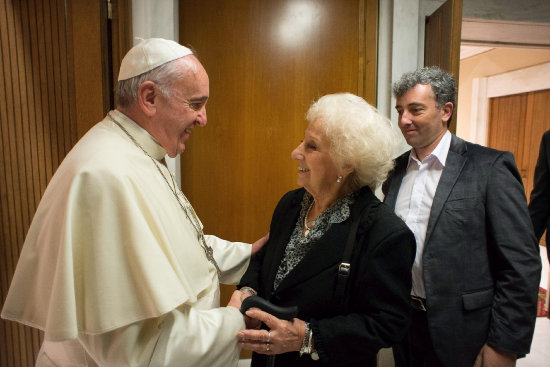 ENCUENTRO. La presidenta de Abuelas de Plaza de Mayo saluda al papa Francisco.