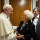 ENCUENTRO. La presidenta de Abuelas de Plaza de Mayo saluda al papa Francisco.