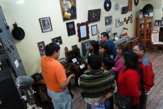 PRESENCIA. Los anfitriones se esmeraron en atender a los visitantes. En la foto, Radio La Plata.