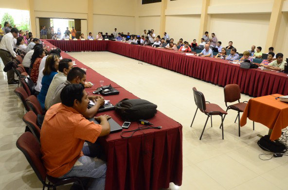 ENCUENTRO. Las autoridades del OEP en Cochabamba, en los preparativos para los comicios 2015.