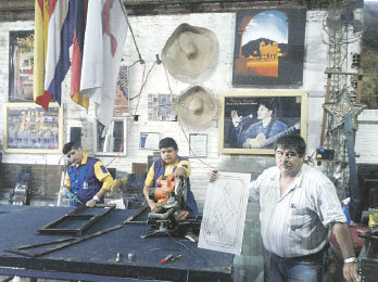 NEGOCIO. La familia Saavedra en su taller del tercer anillo de Santa Cruz.