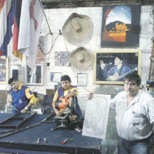 NEGOCIO. La familia Saavedra en su taller del tercer anillo de Santa Cruz.