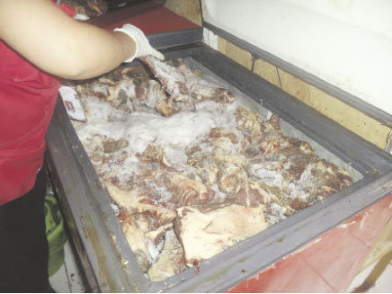 INSALUBRE. La carne en estado de descomposicin estaba congelada en dos frigrificos, presumiblemente llevaban a las provincias.