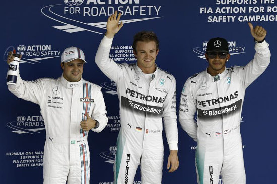 El piloto alemn Nico Rosberg (c), de la escudera Mercedes, acompaado del britnico Lewis Hamilton (d), de Mercedes, y del brasileo Felipe Massa (i), de Williams.