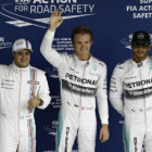 El piloto alemn Nico Rosberg (c), de la escudera Mercedes, acompaado del britnico Lewis Hamilton (d), de Mercedes, y del brasileo Felipe Massa (i), de Williams.