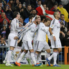 Los jugadores del Real Madrid felicitan a Sergio Ramos (2-i) tras marcar.