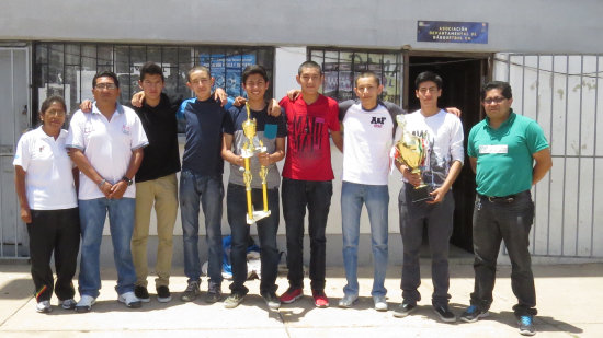 Los jugadores y cuerpo tcnico del seleccionado chuquisaqueo.