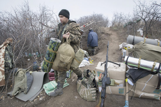 VIOLENCIA. Un soldado ucraniano toma posiciones cerca de la ciudad rebelde de Lugansk, en el este del pas, donde volvieron los choques.