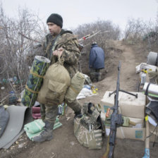 VIOLENCIA. Un soldado ucraniano toma posiciones cerca de la ciudad rebelde de Lugansk, en el este del pas, donde volvieron los choques.