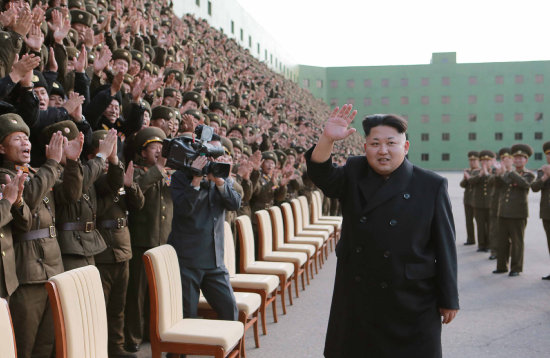 RGIMEN. Foto reciente del lder norcoreano Kim jong-un mientras saluda sin el uso de su bastn.