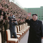 RGIMEN. Foto reciente del lder norcoreano Kim jong-un mientras saluda sin el uso de su bastn.