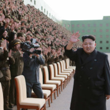 RGIMEN. Foto reciente del lder norcoreano Kim jong-un mientras saluda sin el uso de su bastn.