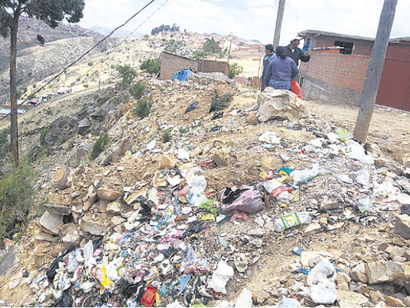 CONTAMINACIN. Muchos vecinos del barrio Artemio Camargo tiran su basura en los terrenos valdos generando molestia de otros vecinos que viven en el entorno.