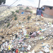 CONTAMINACIN. Muchos vecinos del barrio Artemio Camargo tiran su basura en los terrenos valdos generando molestia de otros vecinos que viven en el entorno.