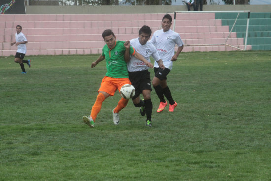 Un pasaje del partido jugado ayer, entre Guaran y Atltico Sucre, en El Bosquecillo de Fancesa.