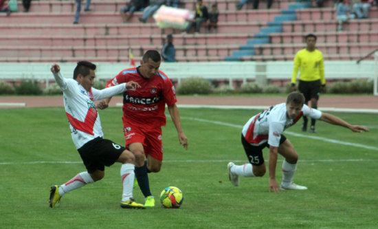 El lateral Jorge Enrique Flores fue fundamental para consolidar la reaccin de Universitario, cuando el equipo estaba con el resultado en contra.