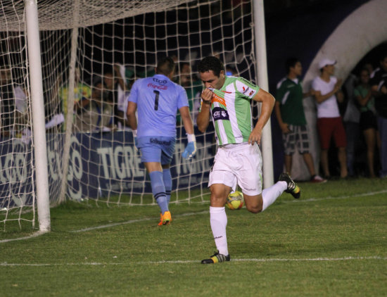 La celebracin de los albiverdes tras anotar el penal del triunfo.