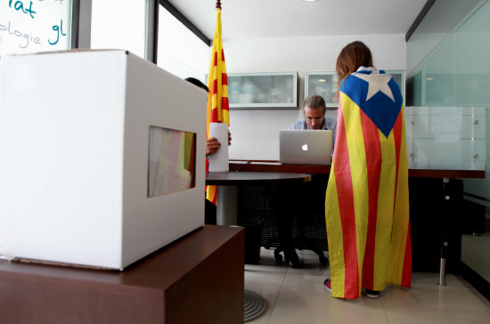 CONSULTA. Una catalana vota la consulta alternativa sobre la eventual independencia de la regin autnoma de Catalua.