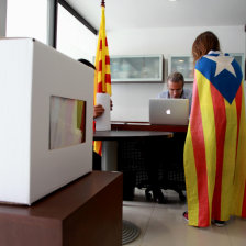 CONSULTA. Una catalana vota la consulta alternativa sobre la eventual independencia de la regin autnoma de Catalua.