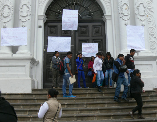 TOMA. Los estudiantes de Tecnología Médica cerraron las puertas del edificio central de la U.