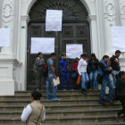 TOMA. Los estudiantes de Tecnología Médica cerraron las puertas del edificio central de la U.