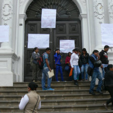 TOMA. Los estudiantes de Tecnología Médica cerraron las puertas del edificio central de la U.