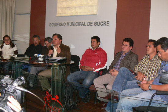 ALIANZA. Los aliados de Moisés Torres en una imagen de 2013, junto al ahora alcalde de Sucre, que ahora pretende volver a juntarlos.