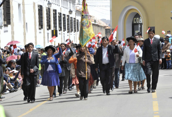 ANIVERSARIO. La celebración cívica en la Villa Imperial y el homenaje que rindieron los residentes potosinos en Sucre, ayer.