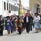ANIVERSARIO. La celebración cívica en la Villa Imperial y el homenaje que rindieron los residentes potosinos en Sucre, ayer.