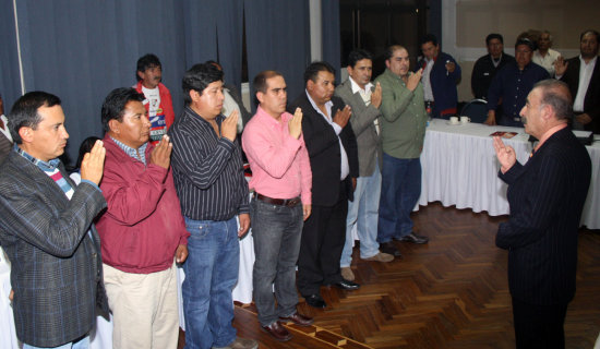 El momento en el que los nuevos directivos son posesionados por Guido Loayza, de Bolívar.