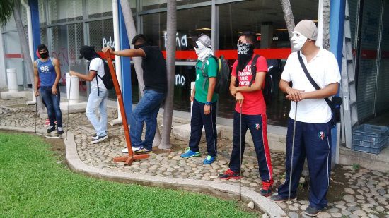 PROTESTA. Manifestantes bloquean el ingreso al aeropuerto de Acapulco.