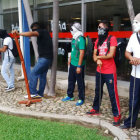 PROTESTA. Manifestantes bloquean el ingreso al aeropuerto de Acapulco.