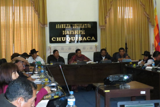 VOTACIN. El momento en el que el pleno de la Asamblea Legislativa Departamental de Chuquisaca aprueba la adecuacin del Estatuto.