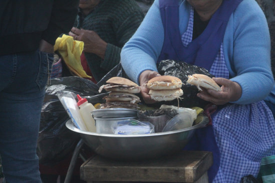 EXPOSICIN. La venta de comida muchas veces no cumple con las normas para evitar el contagio de enfermedades.