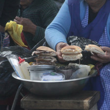 EXPOSICIN. La venta de comida muchas veces no cumple con las normas para evitar el contagio de enfermedades.