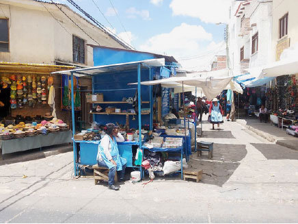 AVASALLAMIENTO. La ocupacin de la calzada de la calle Ricardo Jaimes Freyre es el ms reciente por parte de los comerciantes.